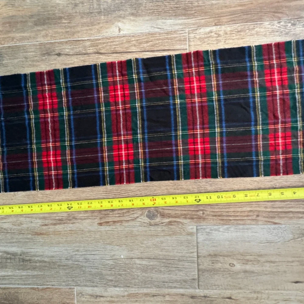 Roundtree & Yorke Plaid Scarf Black‎ Red Green Blue Fringe Acrylic